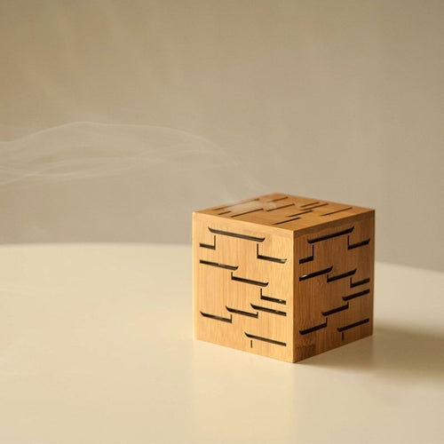 Brûle-Encens en Bambou Sculpté — Rituel & Décoration